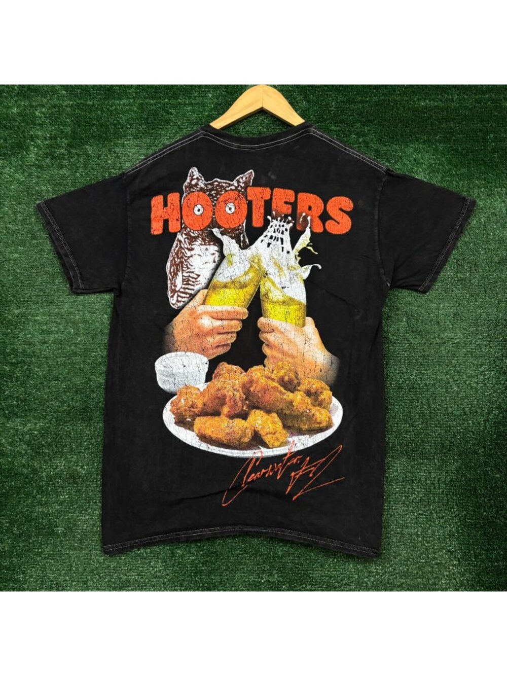 Hooters Clearwater Mineral Wash T-Shirt Size Medium